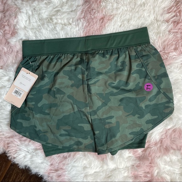 NWT Danskin Woven Combo Camo Shorts Women's Size Medium - Picture 3 of 3
